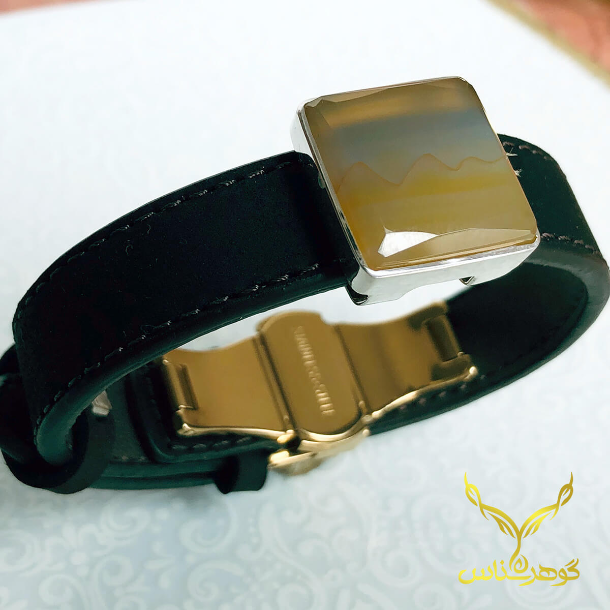 دستبند چرم و عقیق کدSD001 یک دستبند دستسار به همراه عقیق اصل یمانی ساخته شده توسط جواهرساز دهقانی مدیریت طلاسازی هرمز و فروشگاه آنلاین گوهرشناس