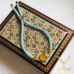 دستبند ابریشمی عقیق یمانی | قاب نقره گرد با سنگ زرد و بند آبی - تصویر 2