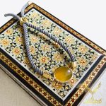 دستبند ابریشمی عقیق یمانی | قاب نقره گرد با سنگ زرد و بند طوسی - تصویر 2